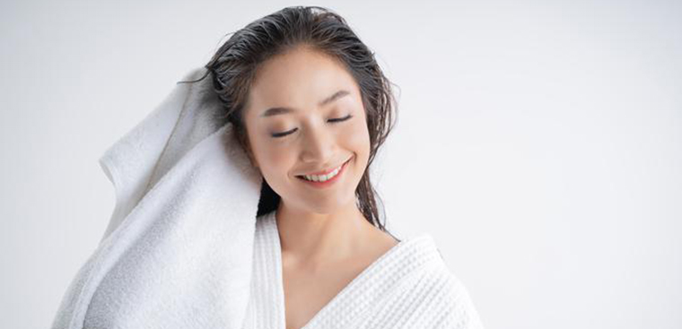 Nên lau tóc khô trước khi sấy tóc
